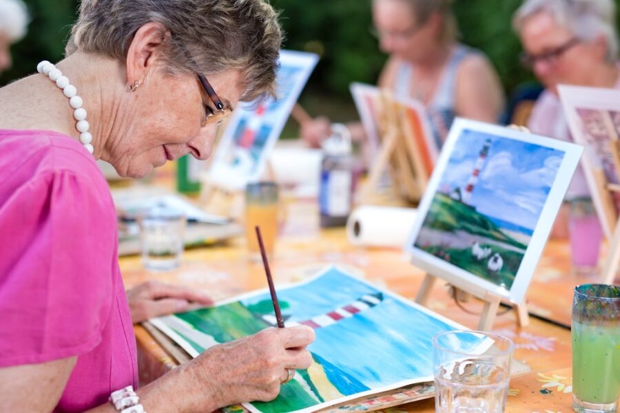 How Art Therapy Helps Seniors Express Themselves