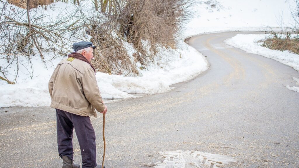 How to Handle Wandering in Seniors with Alzheimer’s