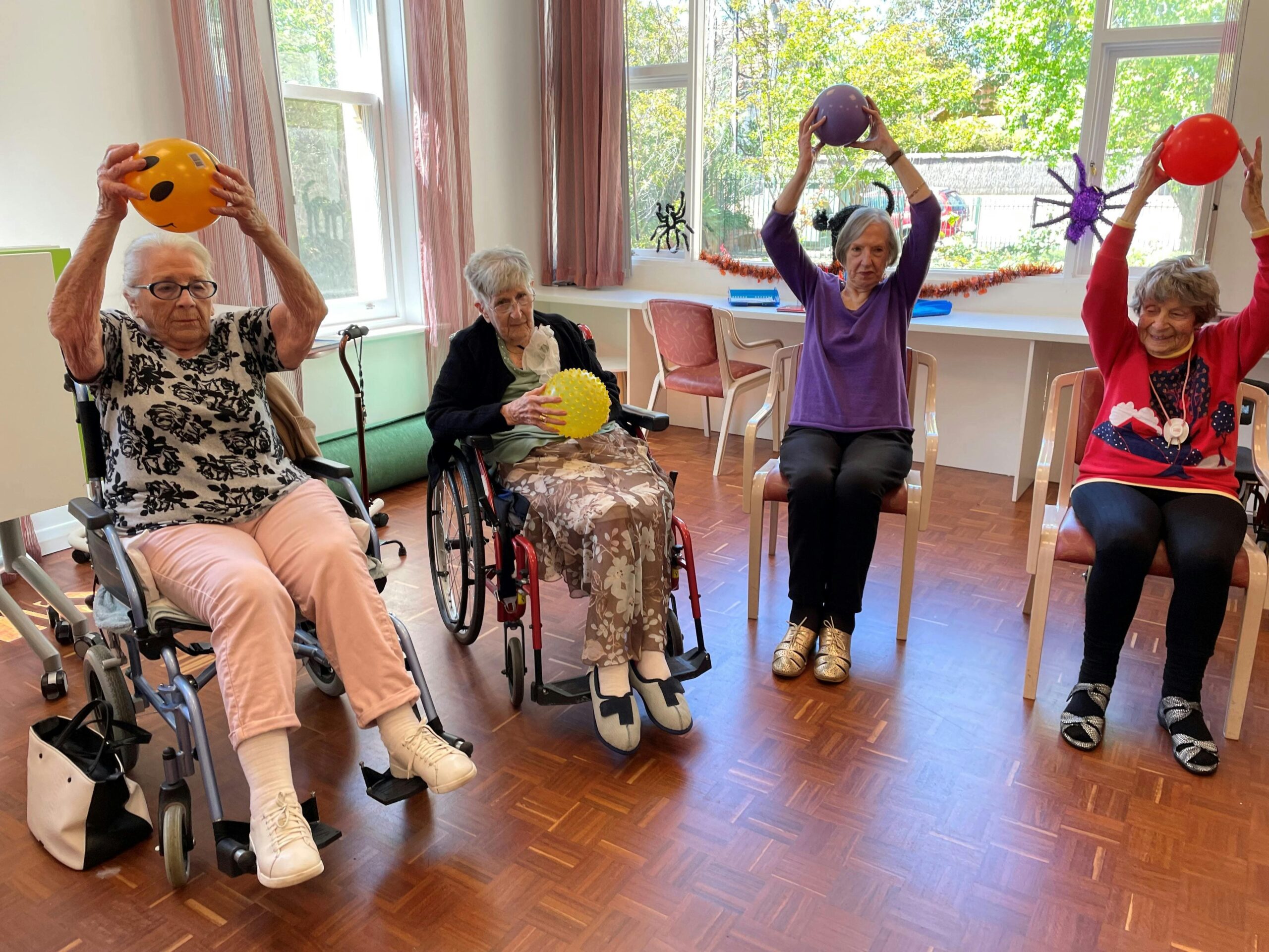 adult-day-care-centers-nyc-seniors-playing